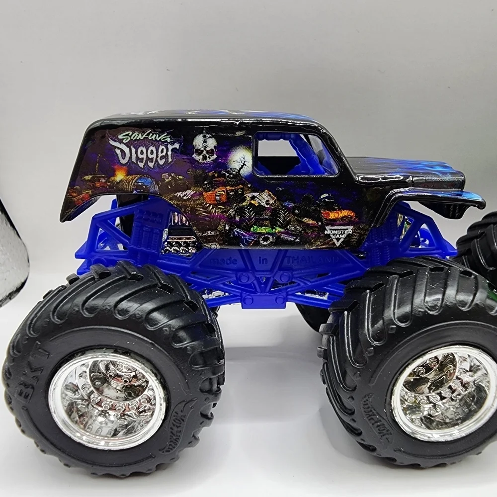 Hot Wheels Monster Jam Gravedigger , Son-Uva Digger Trucks